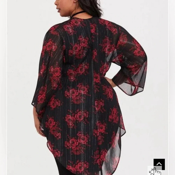 NWOT-TORRID Black Chiffon Shirttail Kimono Red Flowers. Size 00. Size M/L. - Picture 2 of 9